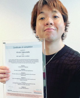 桜田ヒロキは英国VOICE CARE CENTREボーカルマッサージ･トレーニングを修了しています。